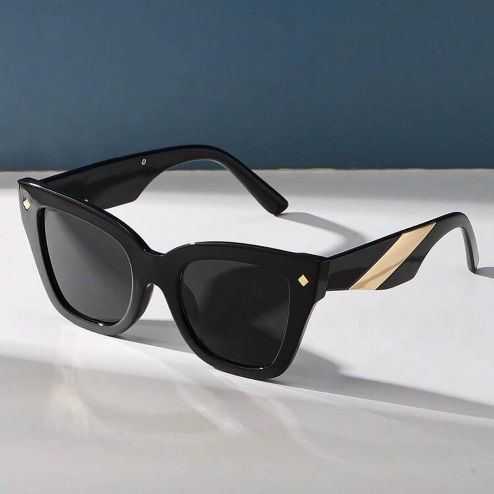 Oversized Cat 🐈 Eye Black and Gold Women's Sunglasses